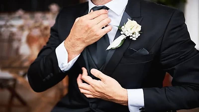رجل يجبر زوجته على حضور خطوبته بصديقتها