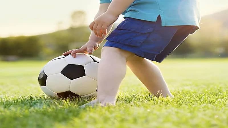 4 نصائح من "الصحة" لجعل الطفل ممارس للنشاط البدني