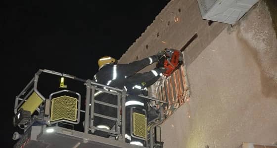 بالصور.. مدني جدة ينقذ طفل وفتاتين بعد انهيار سقف غرفة مبنى شعبي