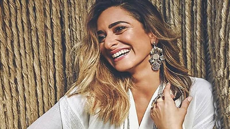 شاهد.. أمينة خليل تقص شعرها بنفسها أمام الجمهور