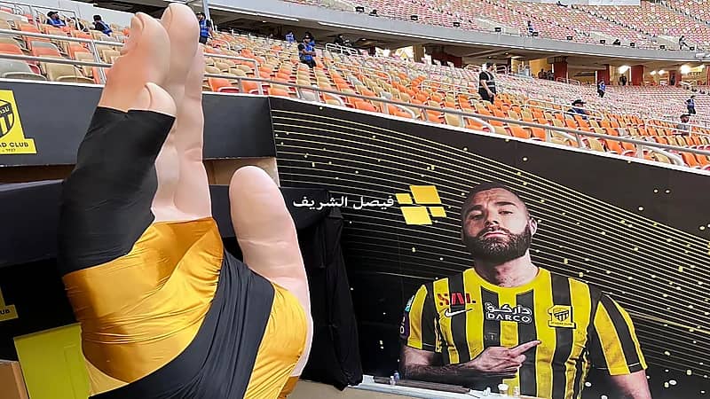 مجسم ضخم ليد بنزيما في ملعب الجوهرة .. فيديو