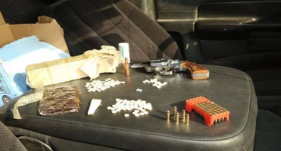 بالصور.. القبض على مواطن بحوزته 129 طلقة وكبتاجون بالرياض