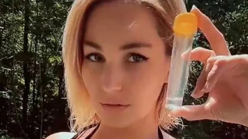 فتاة تبيع زجاجات من عرقها بمبالغ كبيرة