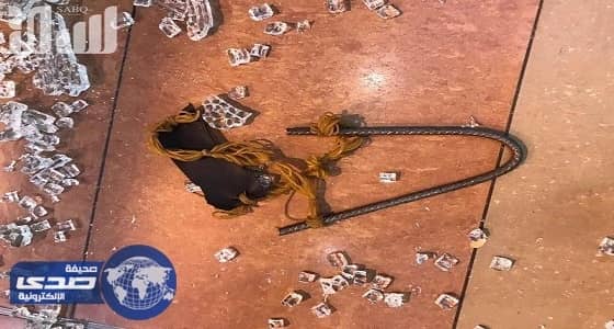 بالفيديو.. لص يسرق مجمع تجاري في الجبيل بـ«نبلة حديدية»