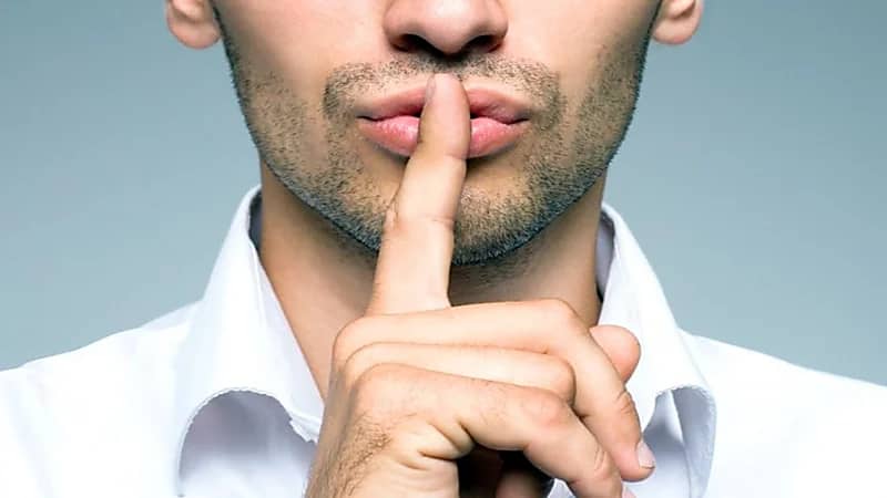 تستنزف الطاقة وتشتت الانتباه.. دراسة تحذر من كتمان الأسرار