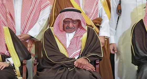 بالفيديو والصور.. الحزن يسيطر على الأمير مقرن خلال وداع ابنه