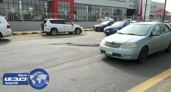 بالصور.. حفرة " بدولي القنفذة " تعيق حركة السيارات