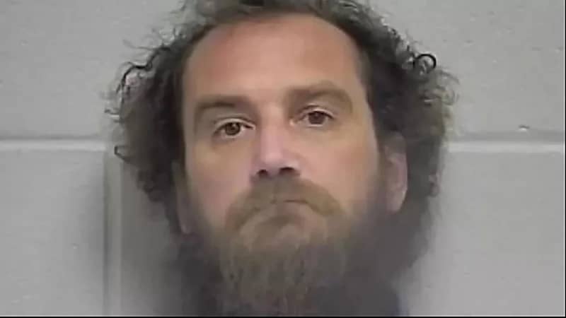 شخص يبيع جماجم أصدقائه