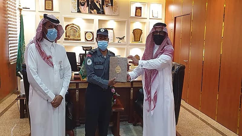 مدير الموارد البشرية بتبوك يُكرم حارس أمن ساعد مراجعاً من ذوي الهمم