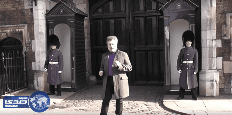 بالفيديو.. سائح يرقص أمام قصر الاسرة الحاكمة والحراس يٌعنفونه