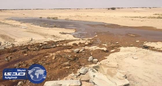 بالصور..إنقلاب ناقلة وقود يغلق الطريق العام في الأفلاج