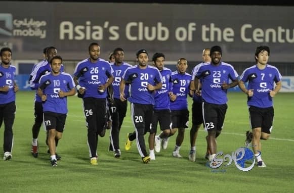 فنان تشكيلي يلون مئات الأشجار احتجاجا على قطع الأشجار