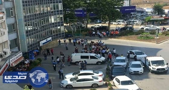 بالصور .. مواطنون أتراك يهربون خارج المنازل بعد وقوع زلزال قوي