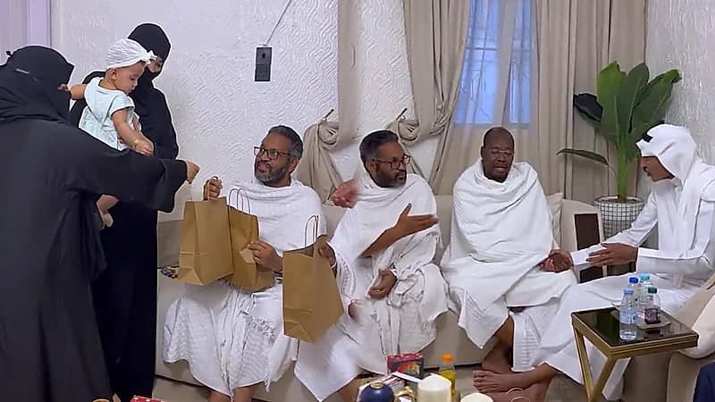 مواطن يستضيف في منزله حجاجًا من دول متعددة ويقدم لهم الهدايا.. فيديو