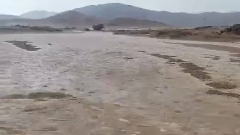 شاهد.. لحظة جريان سيل البلاطة شمال ‎العلا 