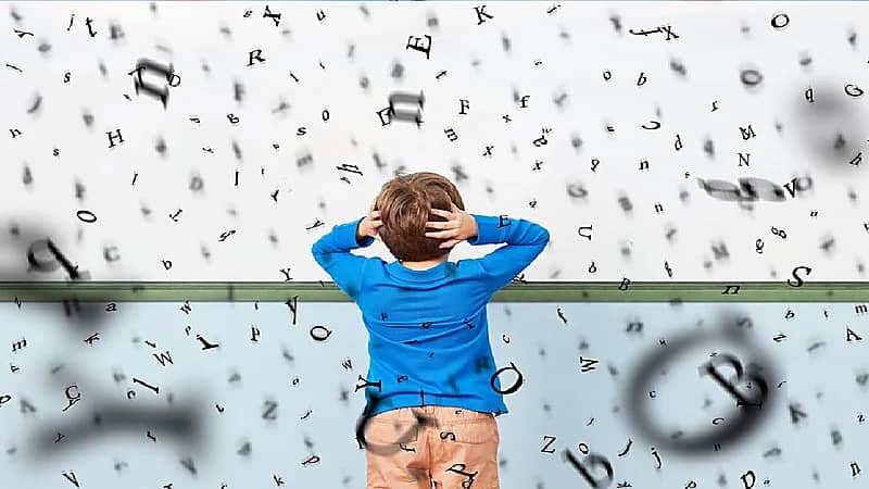 بالفيديو .. أعراض تدل على إصابة الطفل بـ"الديسلاكسيا"
