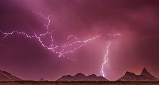 بالصور.. مشاهد رائعة لصواعق والبروق في سماء المملكة