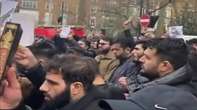 شاهد.. تلاوة خاشعة لمسلم أمام السفارة السويدية في لندن رداً على حرق المصحف