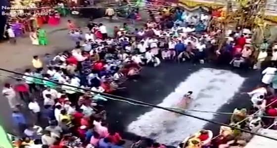 فيديو مروع للحظة سقوط رجل على وجهه في الجمر الساخن