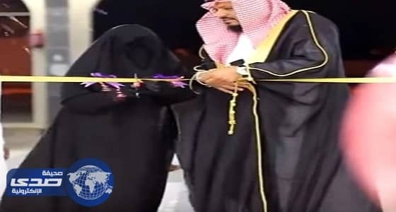 بالفيديو.. مكافأة جريئة من مواطن لزوجته في طبرجل