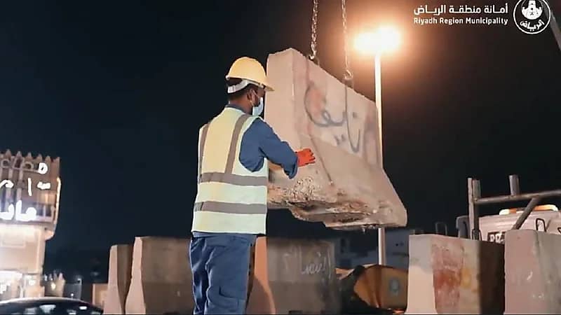 بالفيديو.. إزالة 75 ألف صبة خرسانية من الرياض