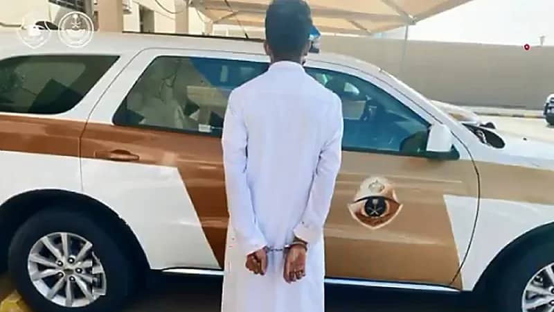 بالفيديو .. مخالفون في قبضة رجال الأمن