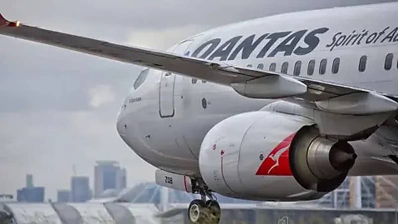 إجبار طائرة على العودة بعد 15 ساعة في الجو