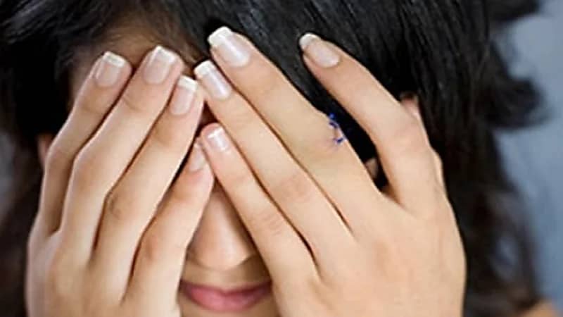 أربعيني يستأجر بلطجية ويشوه وجه زوجته الحسناء بآلة حادة