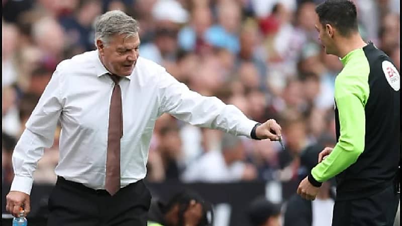 ردة فعل حكم قدم له مدرب ليدز المال أثناء سير المباراة (فيديو)