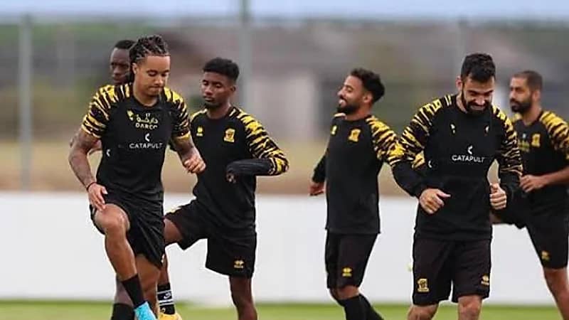 بعثة الاتحاد تصل إلى جدة والمدير الفني يمنح اللاعبين إجازة