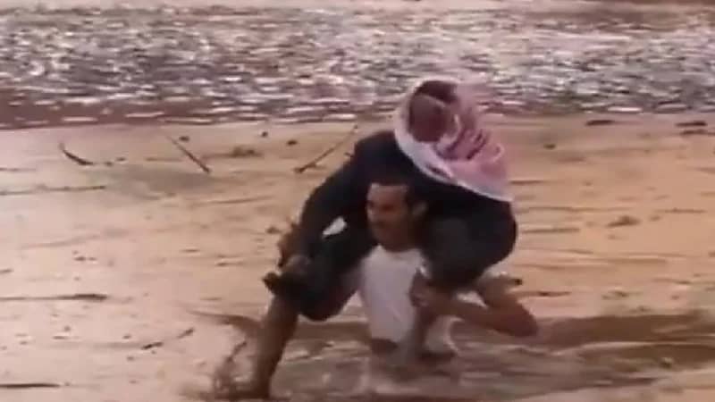 بالفيديو.. مواطن ينقذ مسناً علقت سيارته وسط السيول بضباء