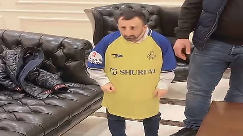 التركي "كوكسال "بابا" يرتدي قميص النصر