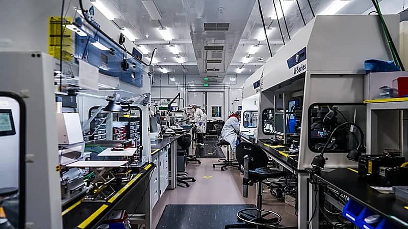 بالفيديو.. أسواق تستهدفها مشاريع بطاريات السيارات محلية الصنع بالمملكة