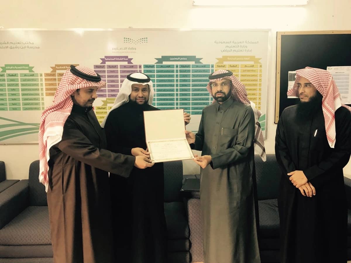 الزهراني يكرم مرشدًا طلابيًا باشر عمله رافضًا التمتع بإجازته المرضية