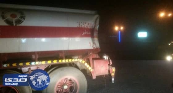 بالصور..اصطدام شاحنة بناقلة وقود في ينبع