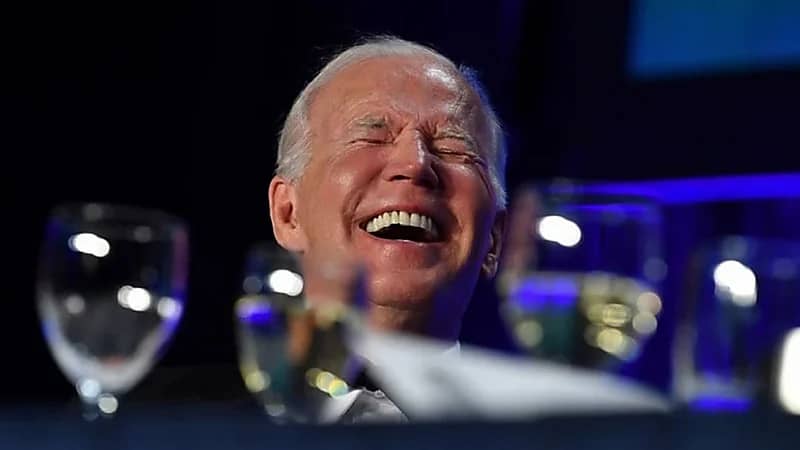 فيديو..هيستريا ضحك من بايدن على نكات استهدفته وسخرت من عمره