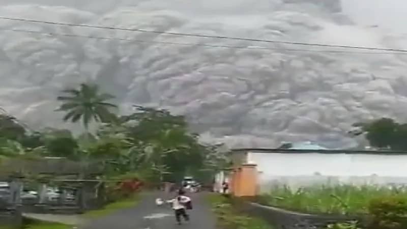 شاهد.. لحظة ثوران بركان "سيميرو" بإندونيسيا