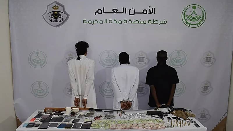 القبض على 3 أشخاص لترويجهم المخدرات وضبط بحوزتهم أسلحة نارية برنية