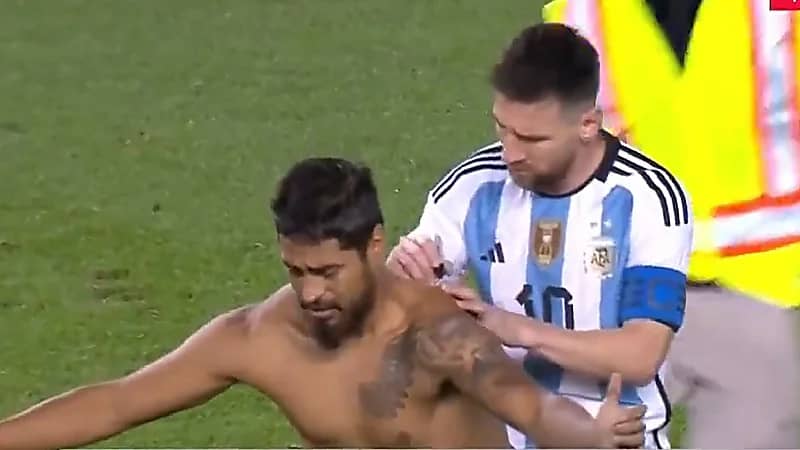 شاهد .. مشجع عاري الصدر يقتحم الملعب للحصول على توقيع ميسي