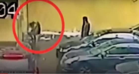 بالفيديو.. كرة ثلجية تنهي حياة فتاة خرجت لتدخين سيجارة