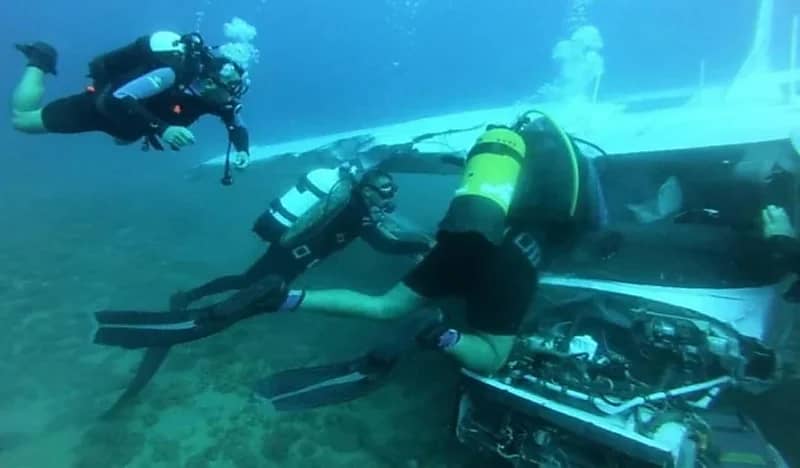 العثور على طائرة بعد سقوطها في البحر 