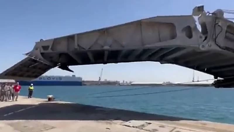 بالفيديو.. لحظات إنزال "رام السفينة" لإخلاء 3 حالات طبية من على متن سفينة الإجلاء الأمريكية