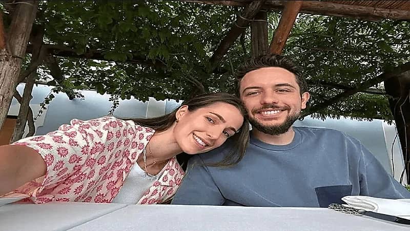 ولي عهد الأردن وزوجته رجوة يعايدان المتابعين بصورة