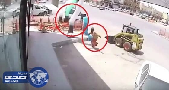 بالفيديو.. نجاة عامل في محطة للوقود من الموت بأعجوبة