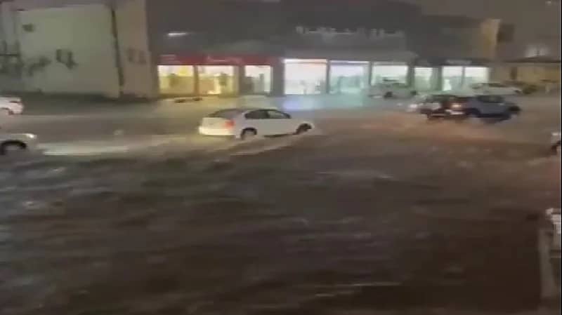 شاهد .. أمطار غزيرة وجريان السيول القوية بشوارع الشرائع