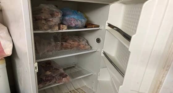 بالصور.. ضبط منزل شعبي يحضر الأطعمة في بيئة غير صحية