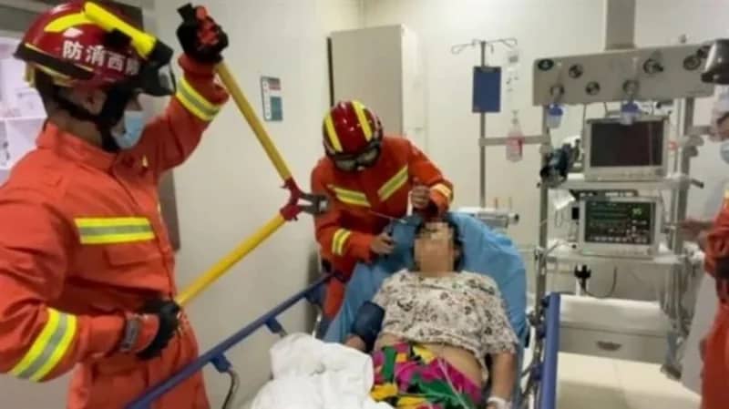 امرأة تصاب بسهم طائش في وجهها