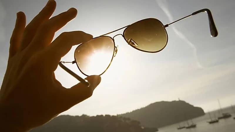 الغذاء والدواء: لون النظارة الشمسية ليس معياراً على مدى حمايتها للعين