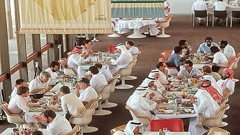 صورة نادرة لمطعم جامعة الملك فهد للبترول والمعادن في الظهران قبل 35 عامًا
