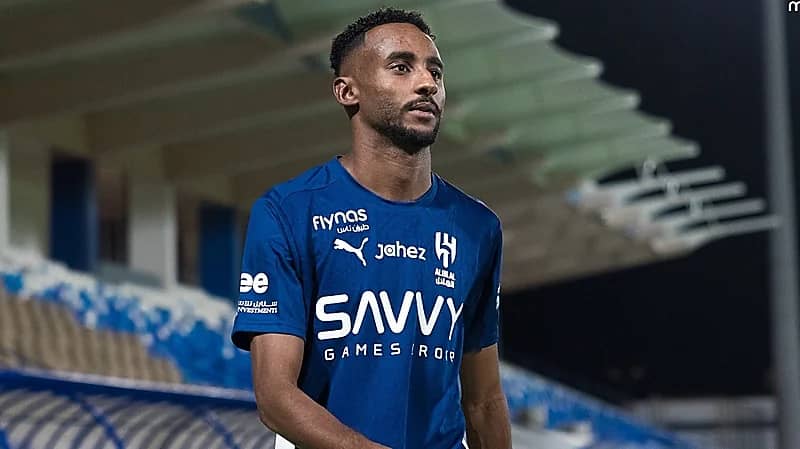 متعب الحربي يمازح اليامي وكوليبالي داخل حافلة الهلال.. فيديو